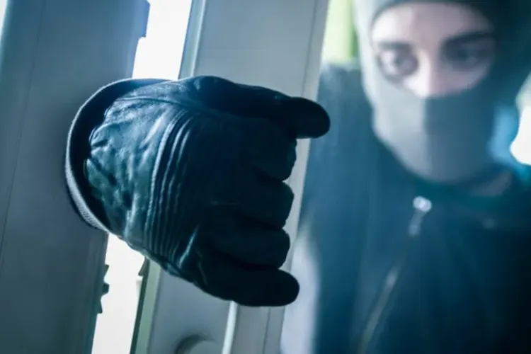 Val de spargeri într-un cartier din Cluj! Locuitorii, îngroziți să mai iasă din case: „Sunt trei bărbați care se plimbă cu o dubă furată”