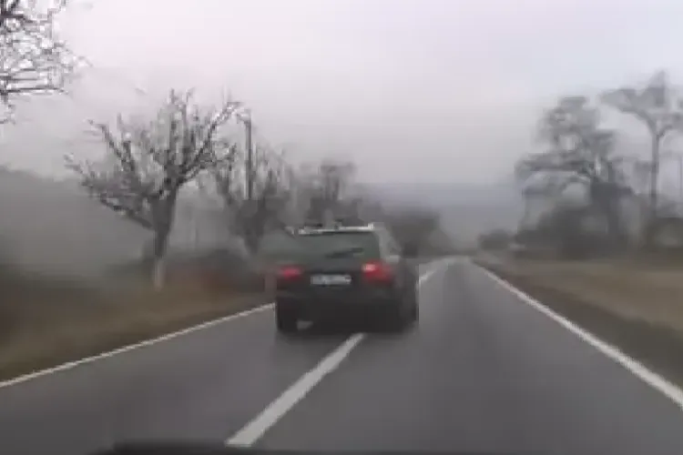 Depășire pe linie continuă pe un drum din județul Cluj. Șoferii sunt de partea vinovatului: ,,De ce este acolo linie continuă?” - VIDEO
