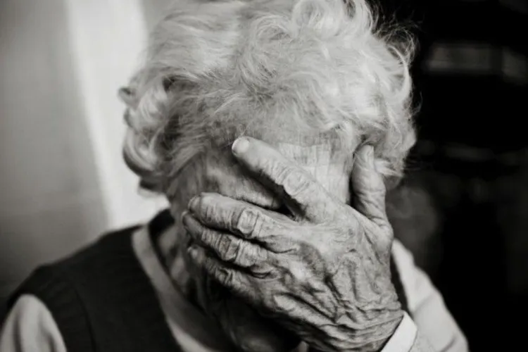 Bunicuță de 93 de ani din Cluj, jefuită și umilită în propria casă! Hoțul i-a furat pensia și a acoperit-o pe femeie cu o față de masă ca să scape