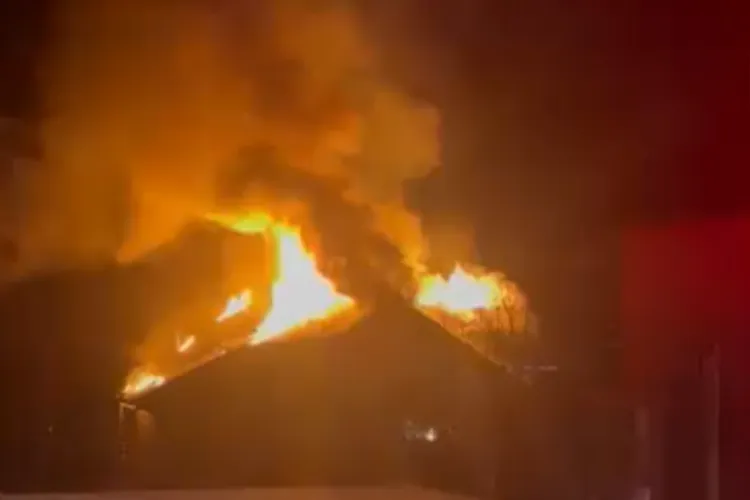 VIDEO De la ce a pornit incendiul din seara asta din Dezmir, în urmă căruia a ars o casă, iar o clujeancă a fost transportată la spital 