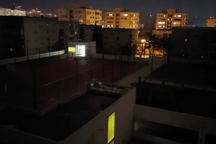 Clujenii fac haz de necaz/Pana de curent din Mănăștur le-a readus umorul la suprafață: „Nu a plătit domnul Boc curentul”