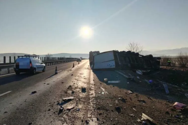 Accident grav pe autostradă! Un TIR a lovit o autoutilitară în plin! Două persoane au rămas încarcerate
