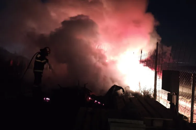 Cluj- Incendiu puternic în această dimineață în Baciu. O rulotă a fost distrusă de flăcări, iar focul s-a extins și la vegetația din jur  