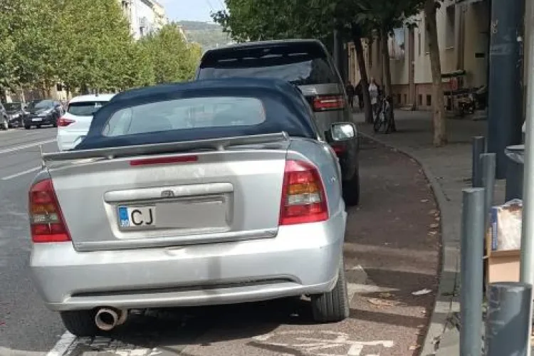 Străzile din Cluj, transformate în parcări ilegale! Autoritățile clujene privesc cu indiferență: „Sunt oprite și pe pista de biciclete”