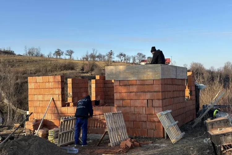 Cei șase copii dintr-o comună din Cluj și mama lor, în vârstă de 21 de ani, sunt pe punctul de a se muta în noua lor casă: ,,Mai este puțin” - FOTO