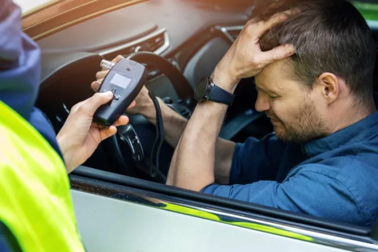 Tânăr din Cluj, pericol public pe șosele! Stupefiantele i-au dat curaj să fure o mașină și să o conducă fără permis/ Aventura, încheiată cu un ACCIDENT