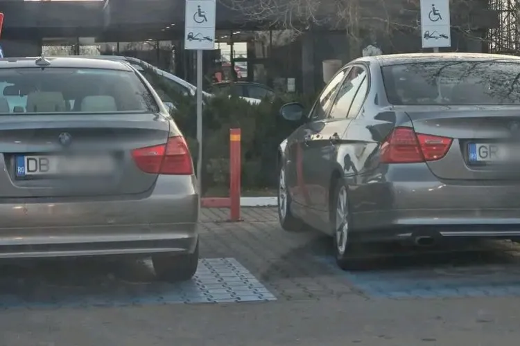 Cluj: Doi șoferi de BMW „cu valoare mare” au ocupat două locuri de parcare destinate persoanelor cu dizabilități: „Poate sunt frați gemeni”