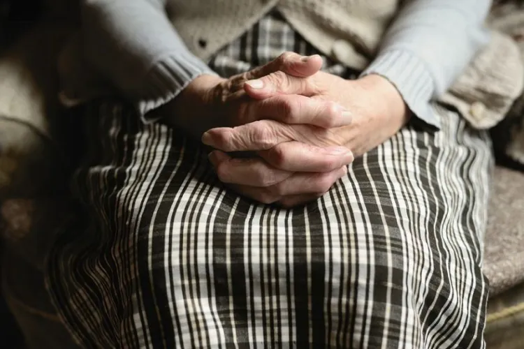 Bunicuță de 70 de ani din Cluj, jefuită mișelește de indivizi necunoscuți! Hoții au intrat în casa bătrânei și i-au furat toate bijuteriile 