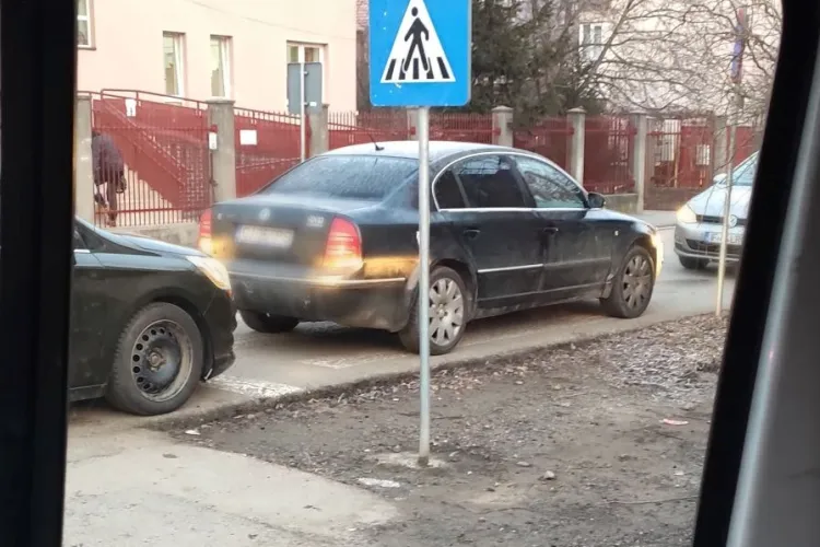 În Cluj, orice e posibil! Șofer „cu valoare” transformă trecerile de pietoni în locuri de parcare: „Acesta este un campion”