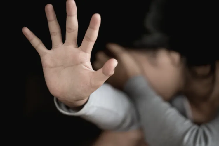 Cluj: Fată de 16 ani, exploatată de doi PENSIONARI! Minora era forțată să întrețină relații intime contra cost lângă o gară CFR