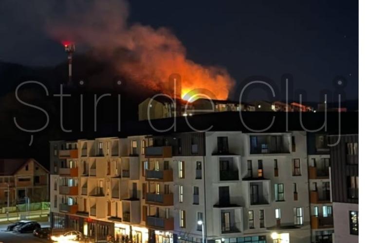 Incendiu de proporții în Florești, Cluj! Arde vegetația uscată din apropierea străzii Stejarului / Locuitorii din zonă, în alertă FOTO/VIDEO