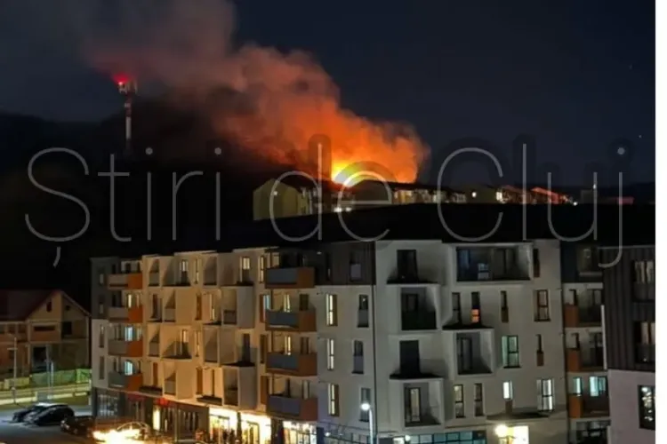 Incendiu de proporții în Florești, Cluj! Arde vegetația uscată din apropierea străzii Stejarului / Locuitorii din zonă, în alertă FOTO/VIDEO