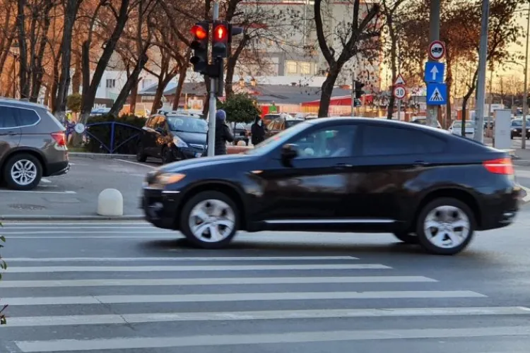 Aproape de tragedie pe o trecere de pietoni din Cluj! Un părinte cu un copil în cărucior, la un pas de accident: „Mi se pare ireal” 