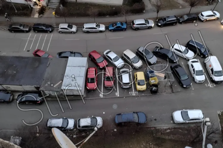 Situație halucinantă pe o stradă din Cluj. Oamenii sunt responsabili de curățenia locului de parcare unde este și o ghenă de gunoi:„Poți păstra curățenia?