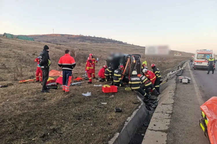 Accident GRAV în Cluj! Trei persoane rănite, după ce o mașină s-a răsturnat în afara drumului / A intervenit un echipaj SMURD - VIDEO