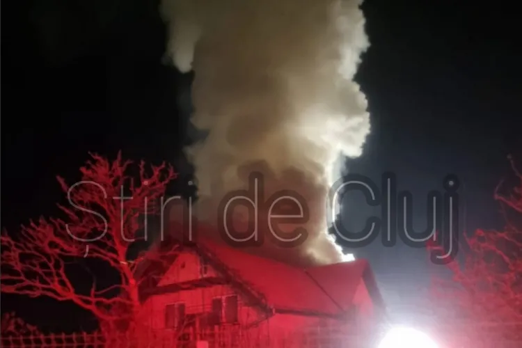 Cluj-Incendiu puternic azi-noapte în Sânnicoara, Apahida. O casă a luat foc. Flăcările și fumul se vedeau de la kilometri distanță VIDEO/FOTO