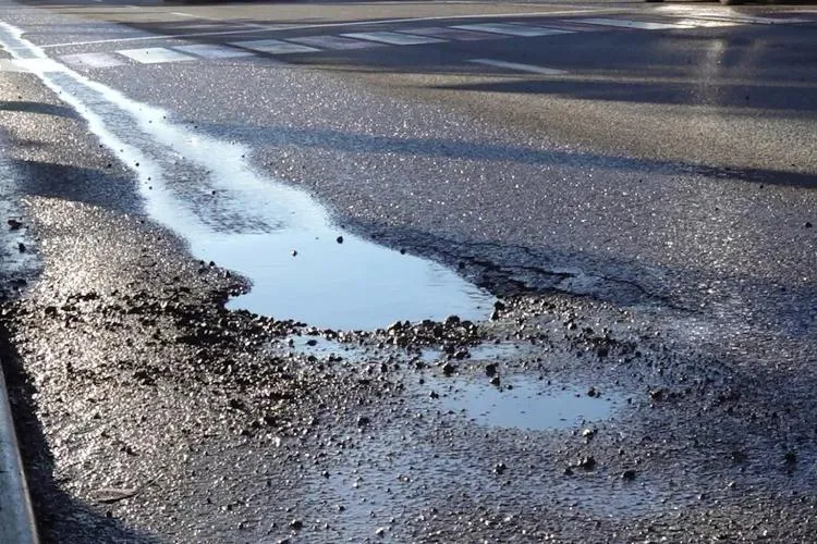 Avertismentul unui șofer după ce o stradă din Cluj este acoperită cu gheață: ,,Un pericol iminent pentru siguranța circulației”