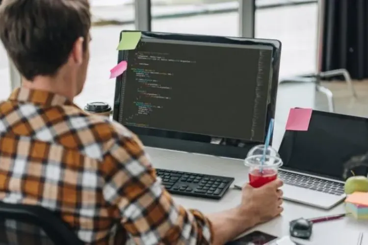 IT-iștii au intrat în panică! Se pregătesc de o reprofilare în masă: „Mă fac șofer de camion”/„Preparator pizza, hamburgeri. Sudor sau electrician”