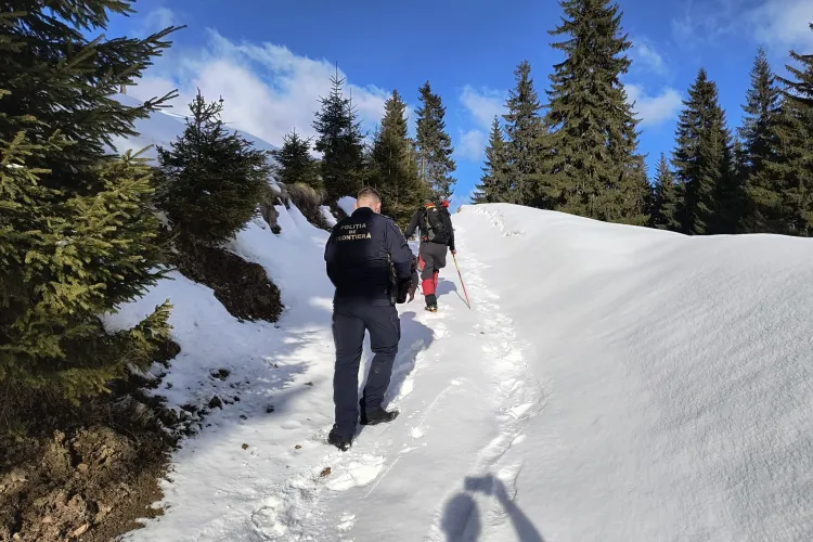 Intervenție dramatică la munte! Un tânăr de 22 de ani a fost găsit desculț și aproape înghețat de către salvamontiști FOTO