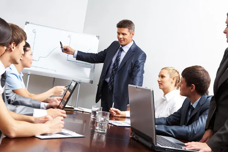 Toxicitatea din CORPORAȚII, la cote alarmante! Angajații spun că se promovează cultura abuzului emoțional: „Ăștia calcă pe cadavre. Știu să dea cu biciul”