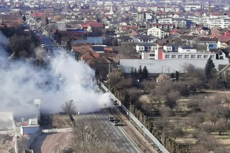 Cluj- Atenție, șoferi! Mașină învăluită în fum pe strada Avram Iancu din Florești: „Ai ieșit la plimbare cu tigaia și ai ars cartofii”