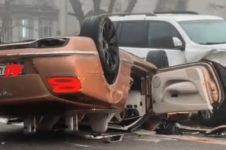 Bolid de lux decapotabil, răsturnat și strivit pe asfalt, în urma unui accident rutier. Polițist local, rănit în timp ce încerca să traverseze strada-FOTO