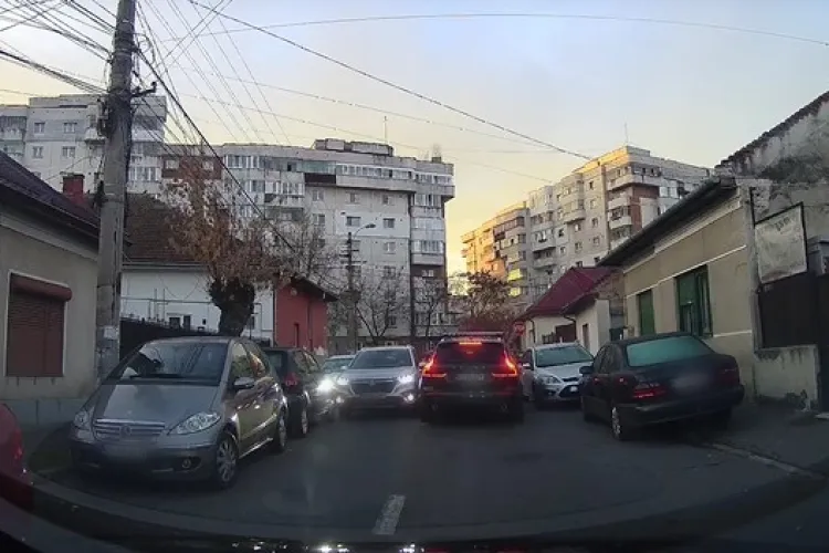 În așteptarea unei minuni care nu mai vine!  Mașinile care blochează străzi întregi din Cluj nu sunt ridicate: „Așteptăm Poliția Locală de dimineață”