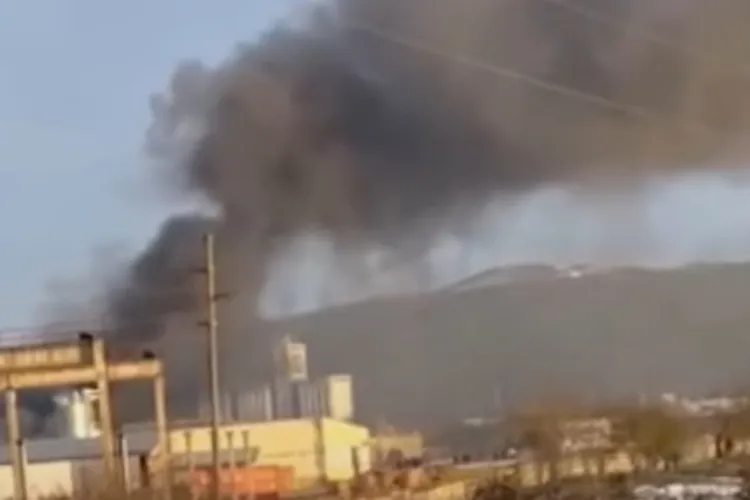 Cluj - Incendiu puternic la o fabrică mare din Gherla! O hală a fost cuprinsă de flăcări. Intervenție amplă a salvatorilor clujeni - FOTO