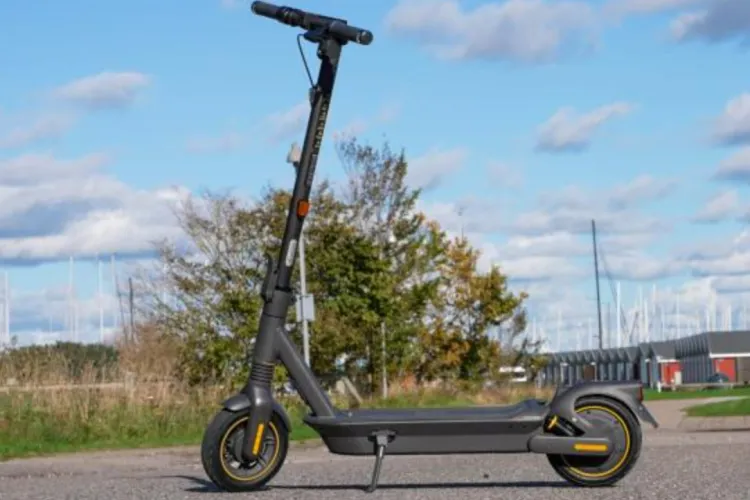 Trotineta electrică al cărei proprietar era căutat de un clujean de caracter s-a întors „acasă”: „Fără postarea Dvs. nu o găseam”