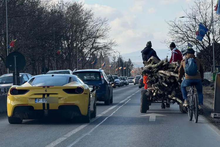 Clujul, oraș pentru toate bugetele! Bolid de lux, o căruță și un biciclist, surprinși pe un drum din Florești: „Asta e paradoxul României”
