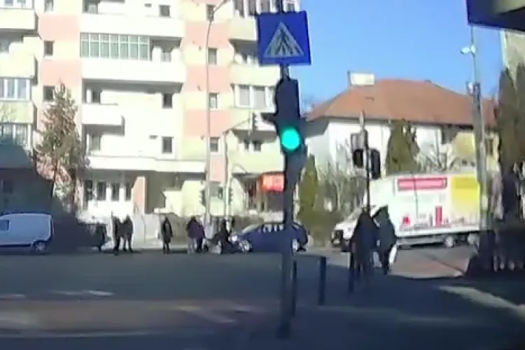 Nepăsare la cote maxime în traficul din Cluj! Un șofer de dubiță a ignorat pietonii de pe trecere și a trecut pe roșu: ,,Era să calce vreo trei” - VIDEO
