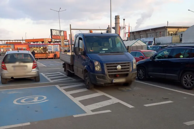  „Viniturile” cuceresc parcările din Cluj! Un șofer „cu valoare” și-a tras o parcare VIP pe două locuri: „Mai bine o lăsa pe banda de circulație”
