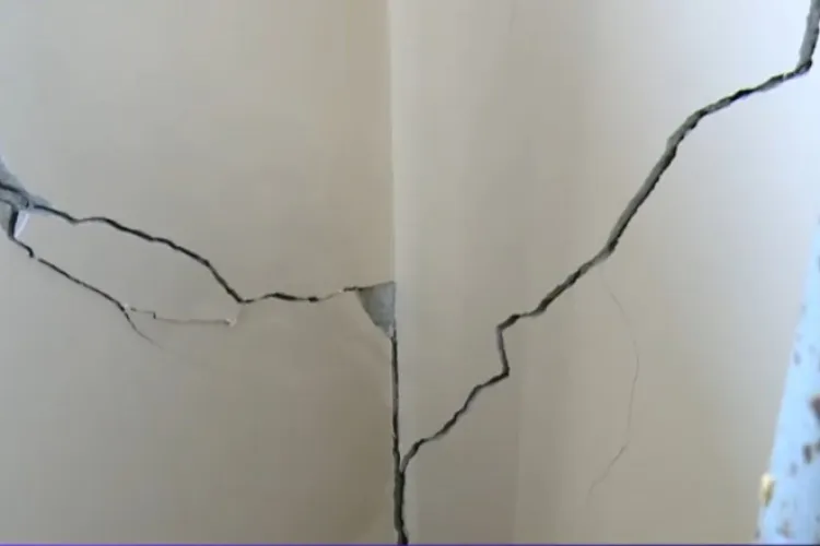 „Casele se umplu de crăpături”- Dezastru pe o stradă din Cluj-Napoca din cauza vibrațiilor puternice provocate de traficul intens