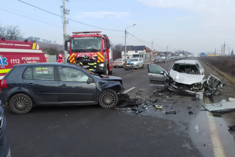 Accident rutier GRAV într-o localitate din Cluj! Două persoane, blocate în mașină după impactul între două autoturisme. Medicii intervin de urgență