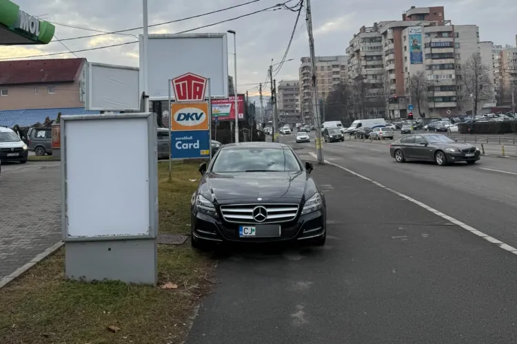 Un șofer de Mercedes și-a ,,trântit” mașina pe un trotuar de pe o stradă din Cluj: ,,Mai nou preluăm obiceiurile Bucureștiului”