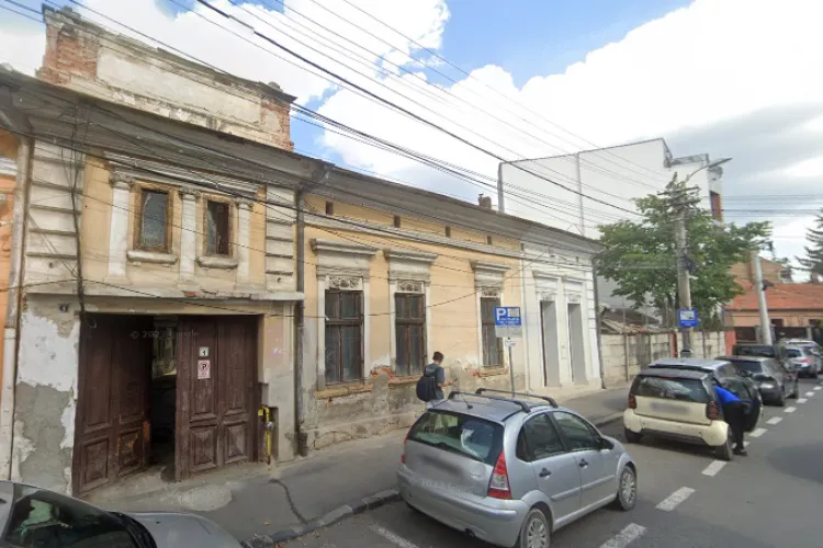 Clădire din Cluj, pericol pentru trecători! Oamenii se plâng că zona a devenit insalubră: ,,Se desprind bucăți din tencuială” 
