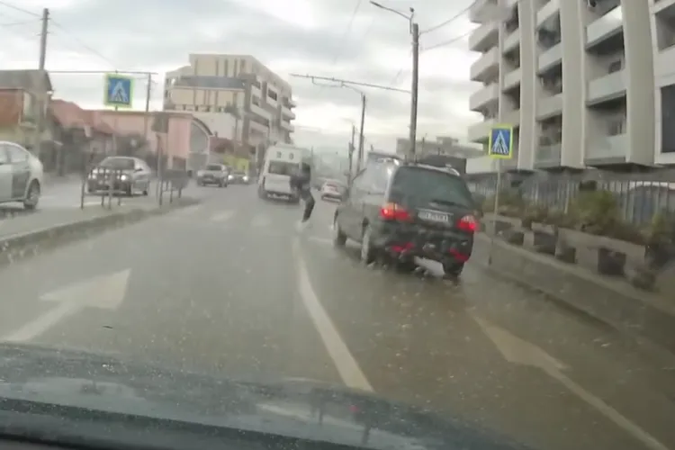 Incident periculos în Cluj! Un tânăr a fost lovit în timp ce alerga pe trecerea de pietoni: „Măcar l-ai întrebat dacă e bine?” VIDEO