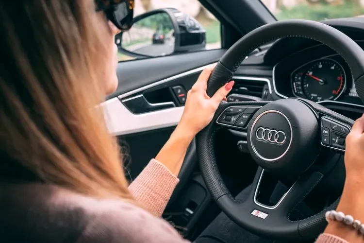 Vandalism în stil mafiot la Cluj! Patroana unui salon de înfrumusețare s-a trezit cu frânele mașinii TĂIATE, după ce a fost amenințată pe internet