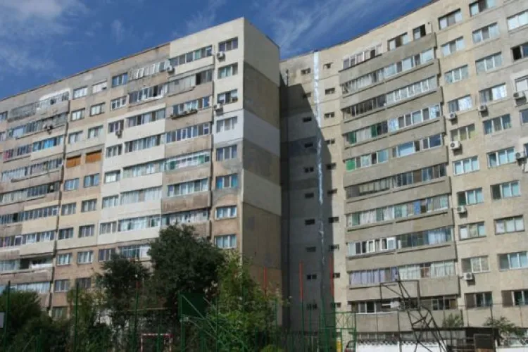 Noaptea minții! Locatarii unui bloc din Ardeal refuză să-și reabiliteze blocul cu fonduri europene, de teamă că: ,,UE le va lua pereții”