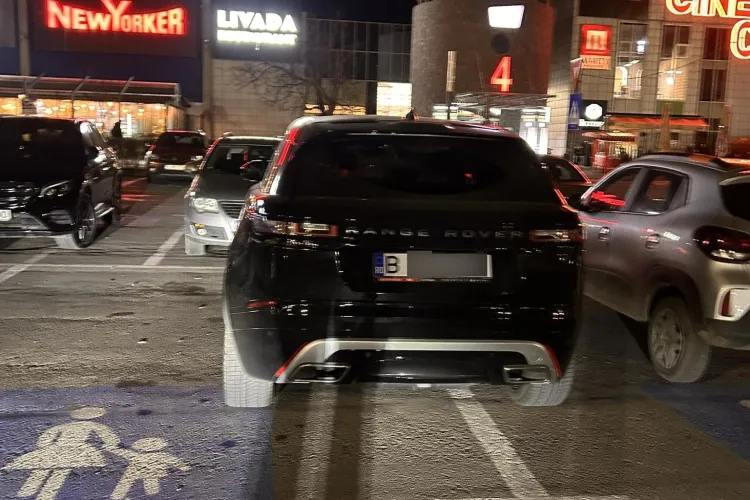 Nimeni nu mai știe cum să parcheze în Cluj. Un „șmecher” cu Range Rover și-a dat voie singur să ocupe câte locuri vrea