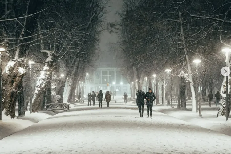 Când vine un ger de crapă pietrele la Cluj: Meteorologii au anunțat prognoza până la finalul lunii. Concluzia: Ne luăm haine mai groase!