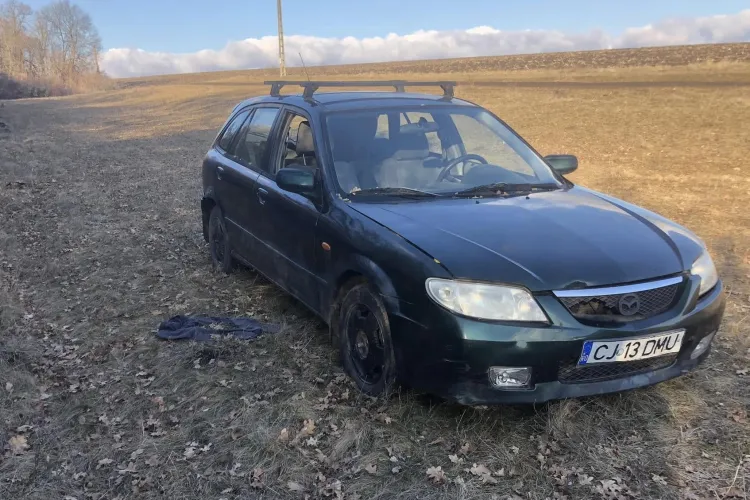 Mașină abandonată de ,,minim un an” lângă pădurea Lombului din Cluj: ,,Poate e furată de undeva” - FOTO