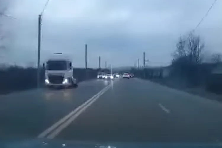 Tragedie fără margini! Un tânăr și-a pierdut viața după ce a fost aruncat în afara maşinii în urma impactului. Avea aproape 200 km/oră - VIDEO