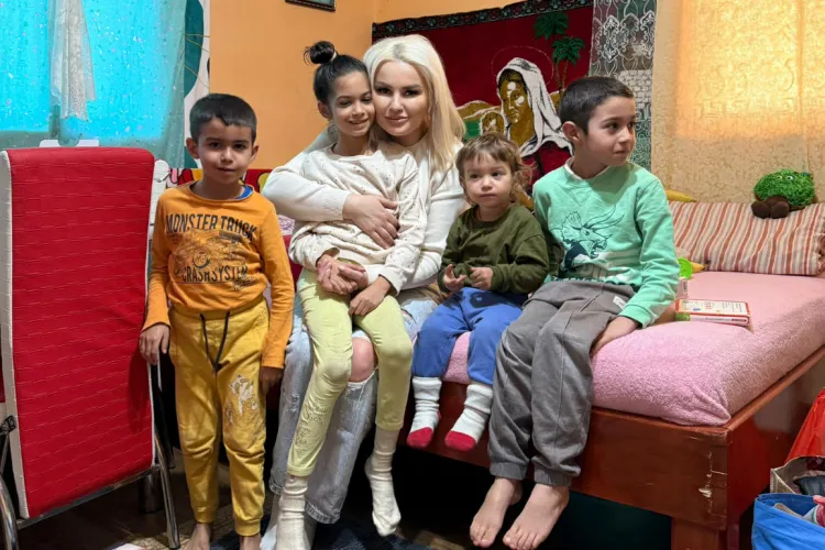 O clujeancă sufletistă readuce speranța în oameni: „Trăiesc într-o cămăruță 6 suflete, în curând 7. N-au multe jucării, dar în casă lor e LUNĂ BEC”