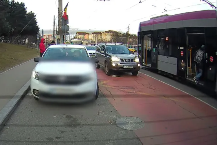 Pericol pe șosele! Șoferiță din Cluj, filmată în timp ce depășește un tramvai oprit în stație! Pietonii, la un pas să fie loviți VIDEO