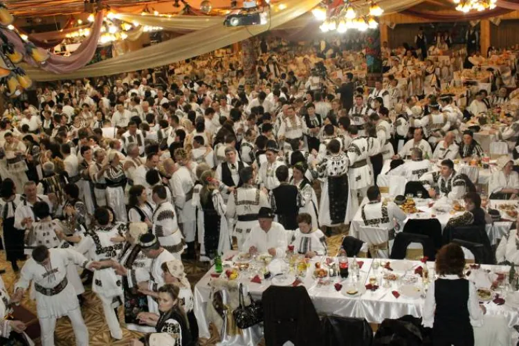 Zeci de ambulanțe intervin la un bal din Transilvania. S-a activat PLANUL ROȘU. Totuși, petrecerea continuă! ”Bunica” lui Mircea Bravo printre prezentatori