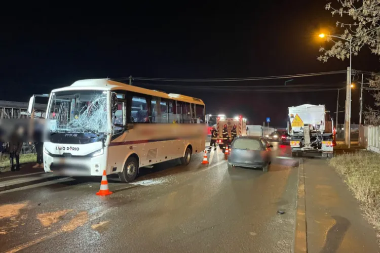 Accident în Cluj-Napoca! Un autocar și un camion au fost implicate în impact, în dimineața asta. 14 oameni erau în mașini FOTO