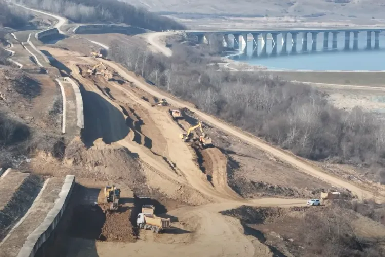 Se lucrează cu mare dificultate la cel mai lung viaduct din România. 1.8 km, parte din Autostrada Transilvania, a fost lăsat baltă de Bechtel VIDEO