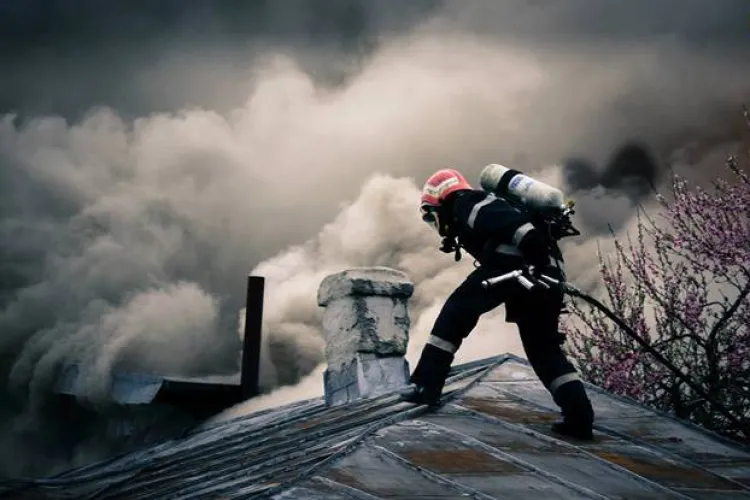 Incendiu la o casă din Apahida. Intervin două echipaje de pompieri