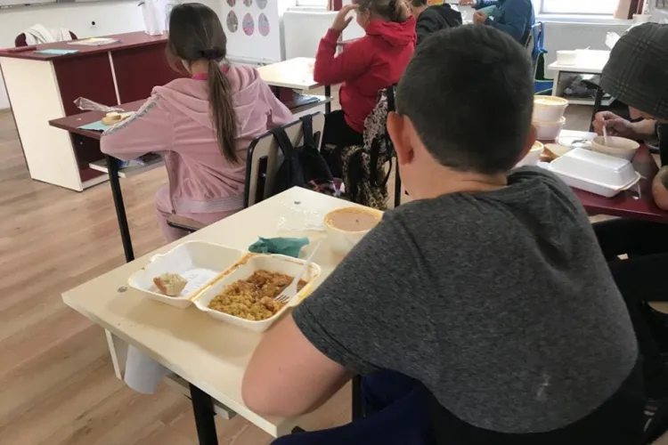 Zeci de școli din Cluj, incluse în programul „Masă sănătoasă”, în 2025. Vezi lista completă a școlilor care le vor oferi copiilor o masă în fiecare zi 